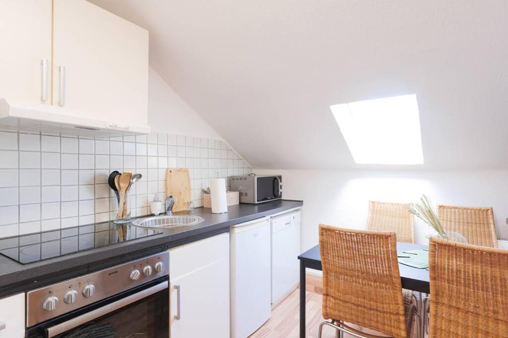 - 3-Bedroom Apartment Luxury: Central & Spacious In Duisburg & Big Tv And Kitchen - Exteriör bild