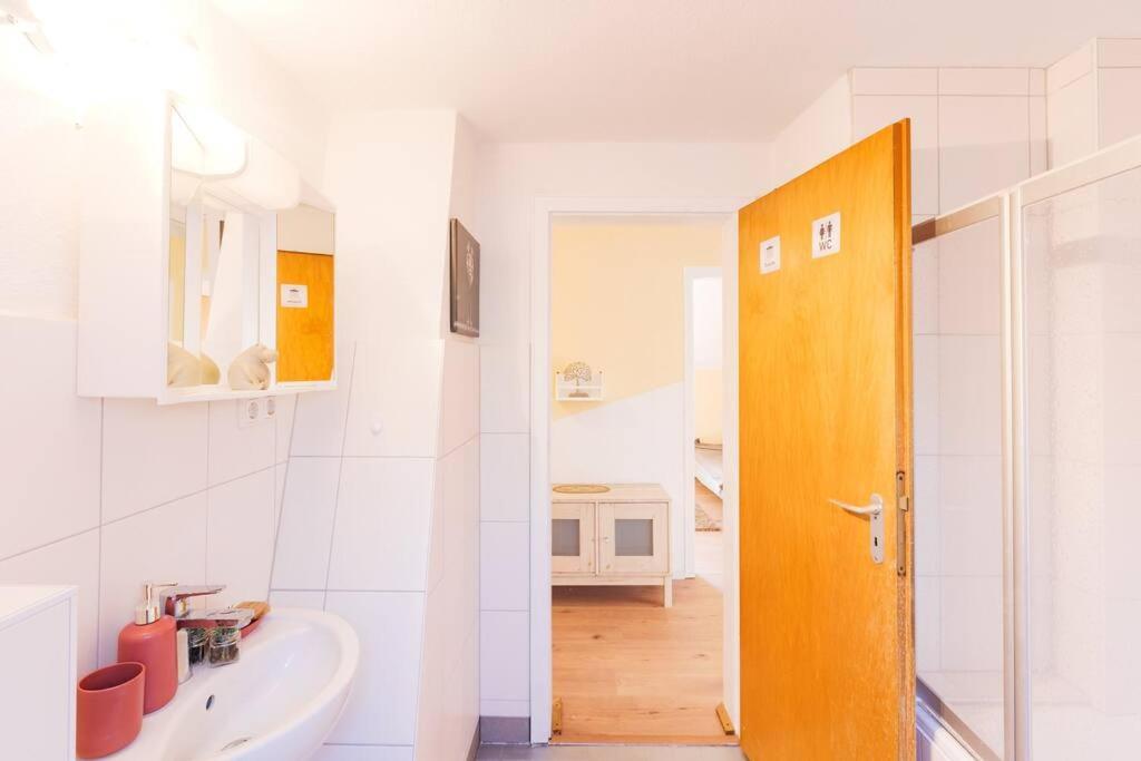 - 3-Bedroom Apartment Luxury: Central & Spacious In Duisburg & Big Tv And Kitchen - Exteriör bild