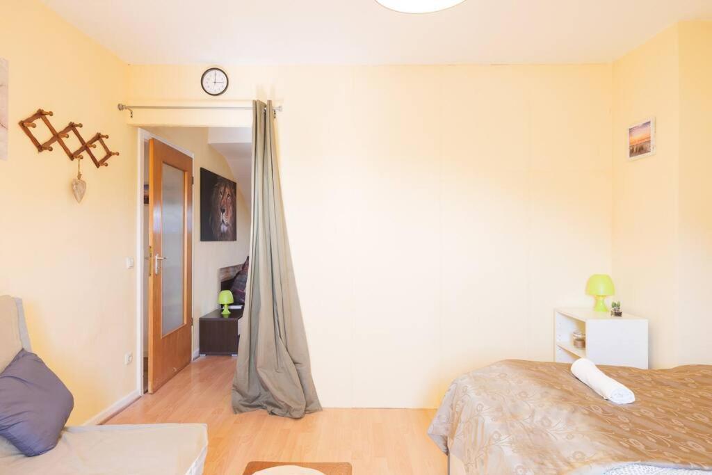 - 3-Bedroom Apartment Luxury: Central & Spacious In Duisburg & Big Tv And Kitchen - Exteriör bild